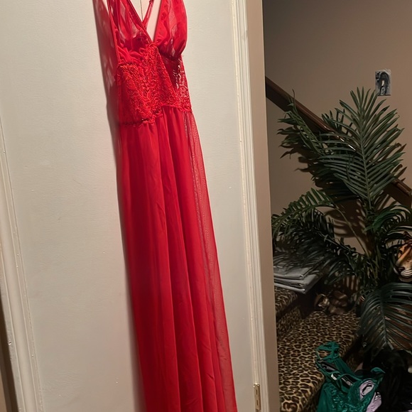 Bright red negligee by AvidLove. Lace bodice with open front panel. Size medium. - Picture 4 of 5